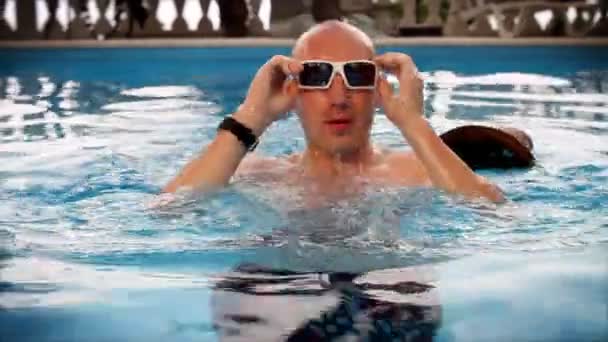 Homme dans la piscine. — Video