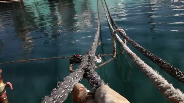 Plan fixe de cordes au-dessus de la surface de la mer 