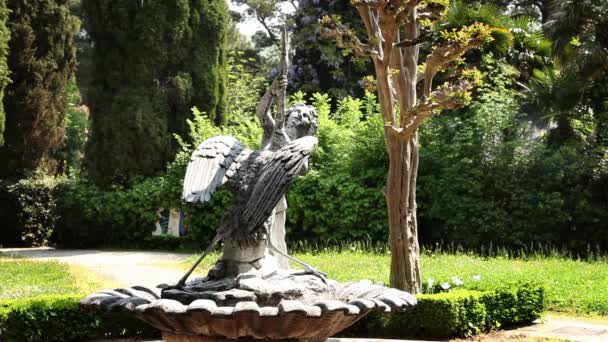 Снимок старой статуи в парке — стоковое видео