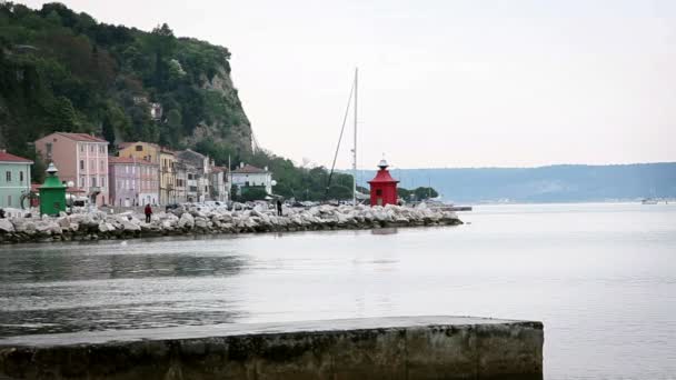 Barco de vela viene en el puerto — Vídeos de Stock