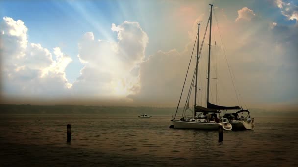 Girato di due barche a vela attraccate sul mare con nuvole aggiunte come sfondo — Video Stock