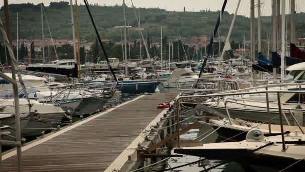 Barcos atracados no porto — Vídeo de Stock