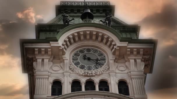 Primer plano de una vieja torre con el reloj — Vídeos de Stock