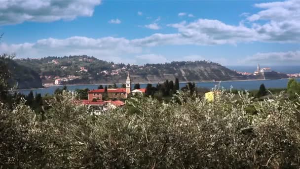 Панорамный снимок деревни с церковью на холме — стоковое видео