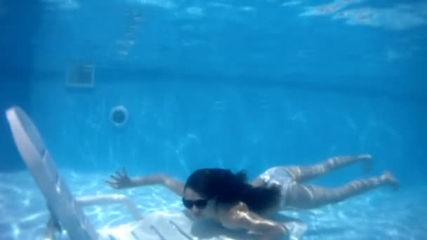 Nadando na piscina. — Vídeo de Stock