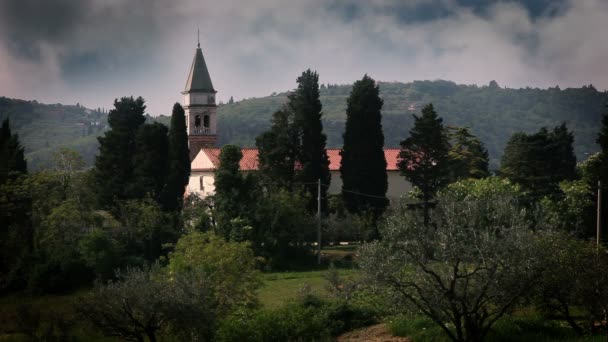 Снимок церкви в природной среде — стоковое видео