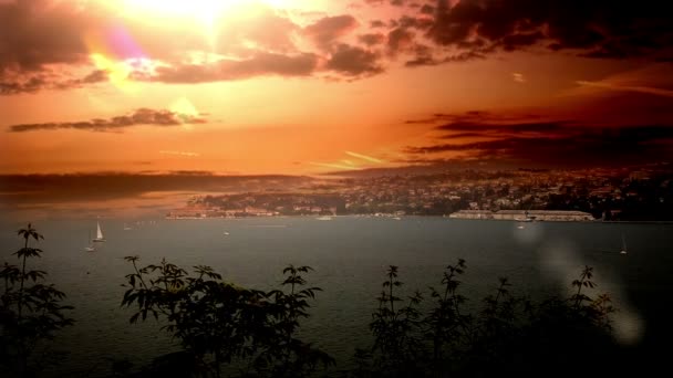 Снимок заката в Порторозе с добавлением облачных кругов и вспышек линз — стоковое видео