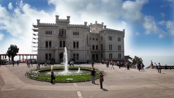 Tiro del hermoso castillo viejo en el parque con bonitas nubes en la parte posterior — Vídeo de stock