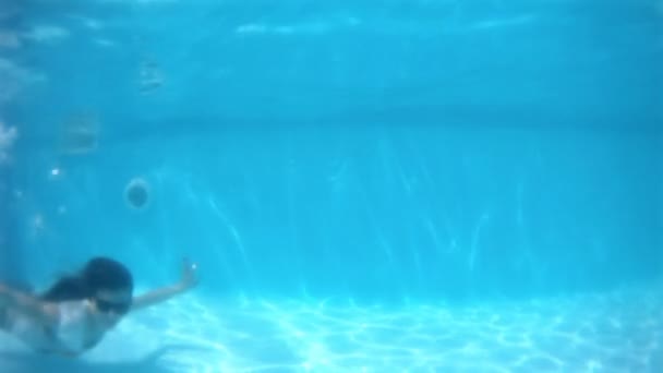 Natação subaquática . — Vídeo de Stock