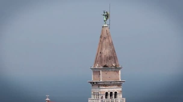 Zoom fuera de la torre de la iglesia cerca del mar — Vídeo de stock