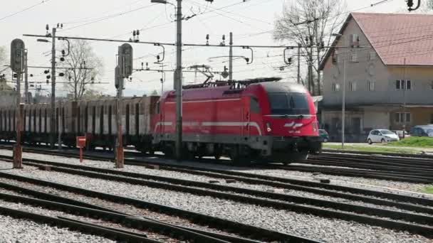 Tåg förbi järnvägsstationen — Stockvideo