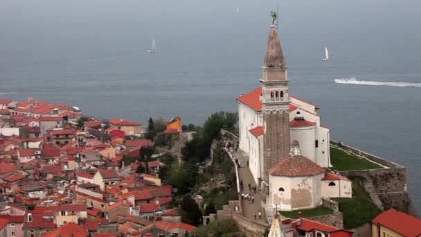 Panoramiczny strzał Piran od wzgórza z niektórych łodzi na morzu — Wideo stockowe