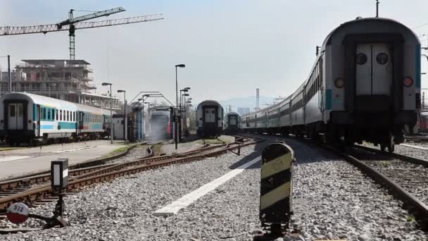 Lavando el tren en la distancia con el fondo de construcción — Vídeo de stock