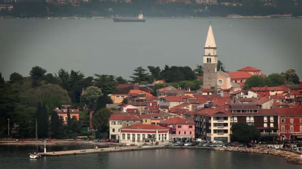 Panorama strzał Izola z łodzi duże miasto za — Wideo stockowe