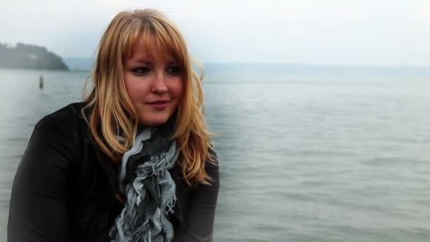 Záběr beautifull žena u moře — Stock video