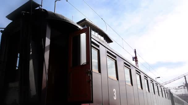 Fotografía de un vagón en una estación de tren en un día soleado — Vídeos de Stock