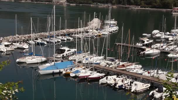 Tiro del puerto deportivo completo desde la colina — Vídeos de Stock