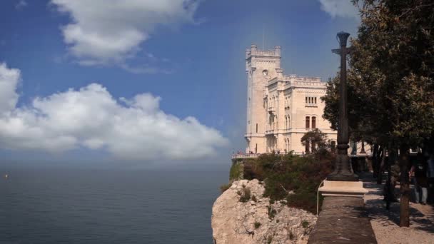 Знімок старого замку з деякими хмарами на задньому плані — стокове відео
