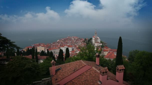 Panoramatický záběr Piran z kopce nad — Stock video