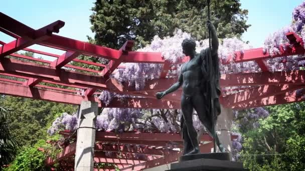 Tiro da estátua velha no parque — Vídeo de Stock