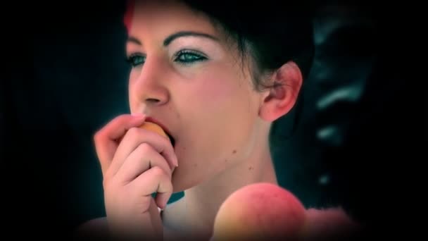 Girl is eating apricot. — Stock Video