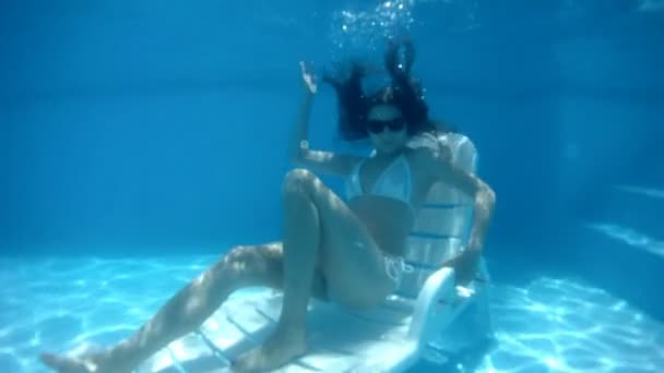 Posezení v bazénu. — Stock video