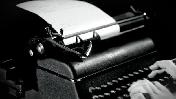Nog een schot van het schrijven op typewriterb in grijs schaal — Stockvideo