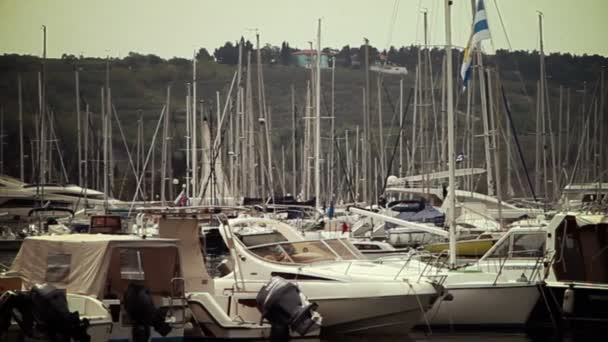 Barcos en puerto — Vídeo de stock