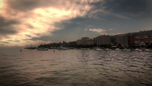 Tiro do pôr do sol em Portorose-Eslovênia com voltas de tempo adicionadas das nuvens — Vídeo de Stock