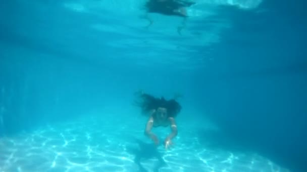 Nadando na piscina. — Vídeo de Stock