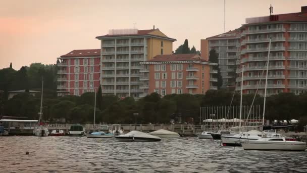Lövés a port Portorose néhány szálláshelyek és riviera szállodák előtt — Stock videók
