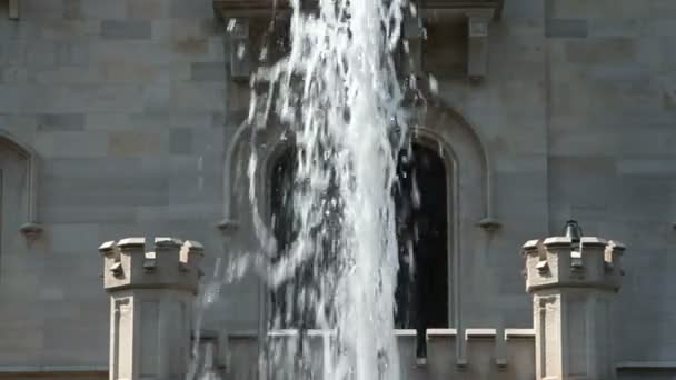 Prise de vue de fontaine devant le bâtiment — Video