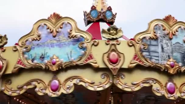 Close-up van het bovenste gedeelte van de carrousel — Stockvideo