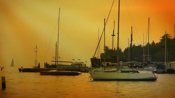Знімок човнів в порту з додатковим кольором, так що він виглядає як захід сонця — стокове відео