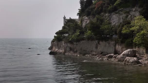 Bild på stranden nära slottet miramare — Stockvideo