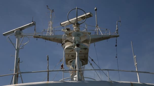 Nog een schot van communicatie en navtic systeem op een schip — Stockvideo