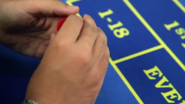 Hombre jugando en el casino — Vídeos de Stock