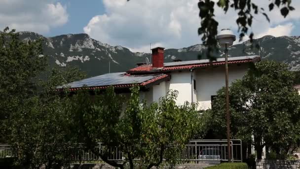 屋根の上の太陽電池パネルのショット — ストック動画