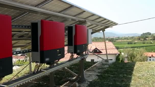 Inversores bajo central solar — Vídeos de Stock