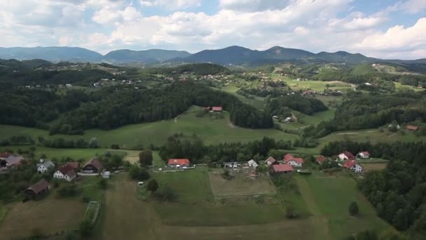 Panorama slide tiro de helicóptero representando belo vale verde com rodovia no meio — Vídeo de Stock