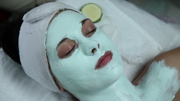 Mujer relajante en un spa de belleza — Vídeos de Stock