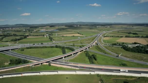 Panorama toboggan de l'hélicoptère représentant belle vallée verte avec autoroute au milieu — Video