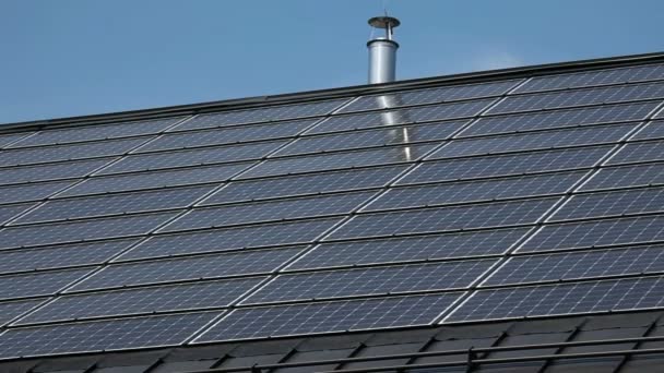 Сонячні панелі на даху — стокове відео