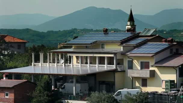 Painéis solares no telhado — Vídeo de Stock