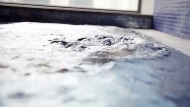 Primer plano de los pies de una mujer saliendo del agua y haciendo ejercicio — Vídeos de Stock