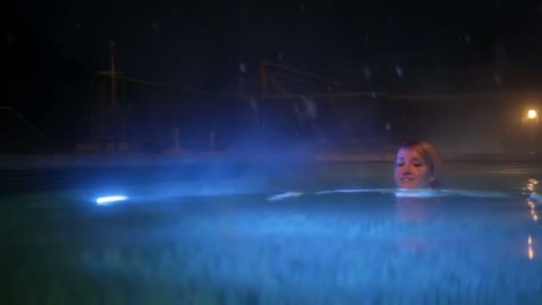 Młoda kobieta znajduje się basen — Wideo stockowe