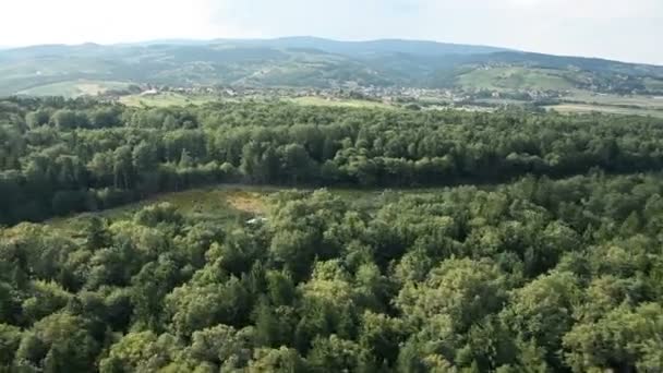 Panorama toboggan de l'hélicoptère représentant belle vallée verte avec autoroute au milieu 