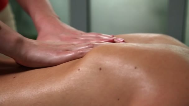 Terapeut masážními mladá žena — Stock video
