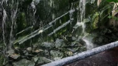 Bahçe taşları üzerine düşen su