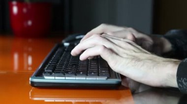 Adamın elleri üstünde a bilgisayar klavye yazarak